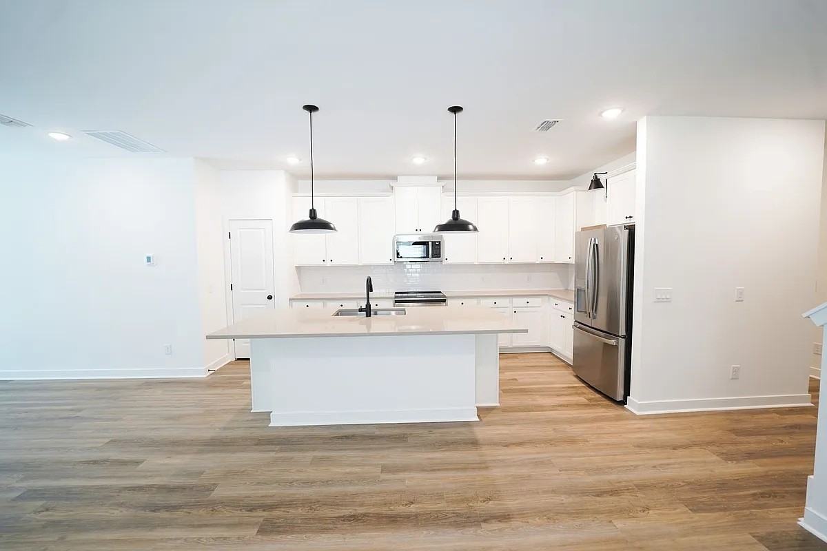 136 Kingswood Cir #1 - Photo 6 of 19