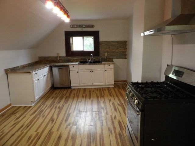 200 Hamburg St Uppr - Photo 3 of 17