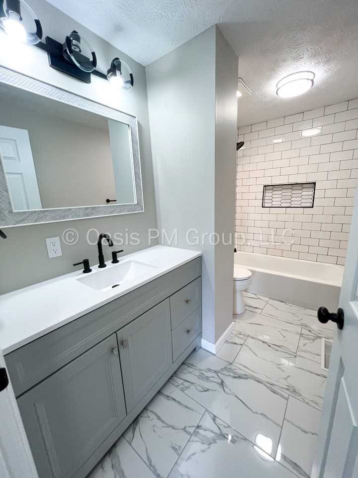 912 Tellega Ave #1 - Photo 4 of 36