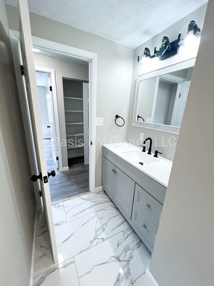 912 Tellega Ave #1 - Photo 7 of 36