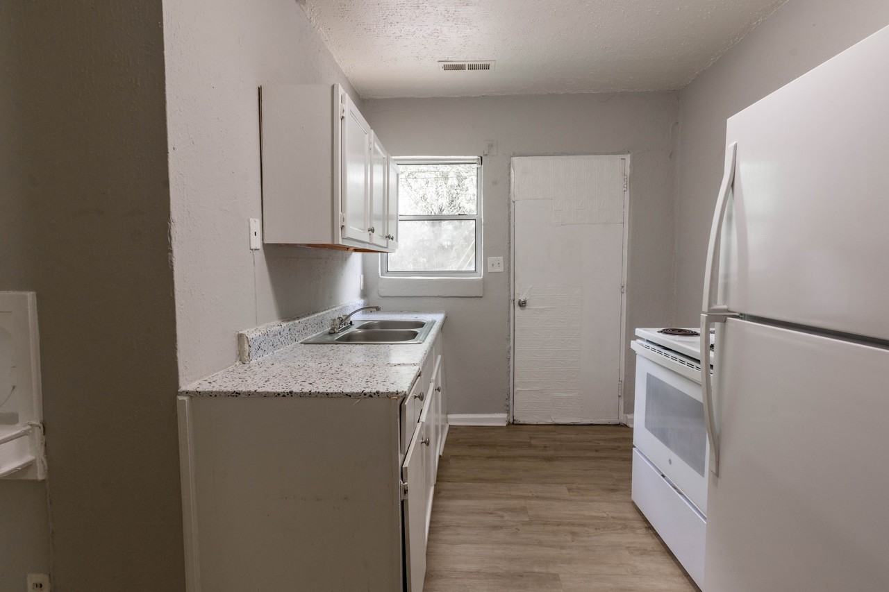 433 Carver Lane #1 - Photo 4 of 17