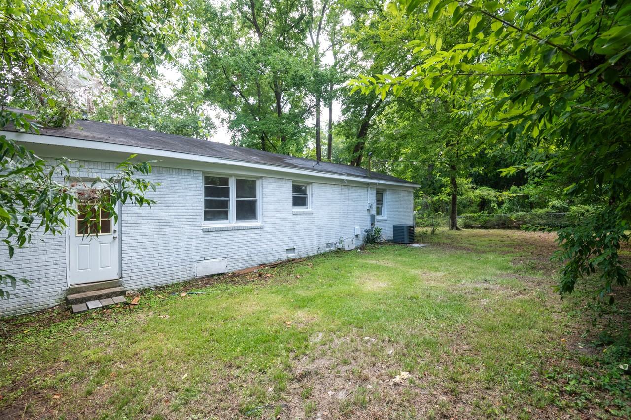 27 Bethune Court #1 - Photo 2 of 32