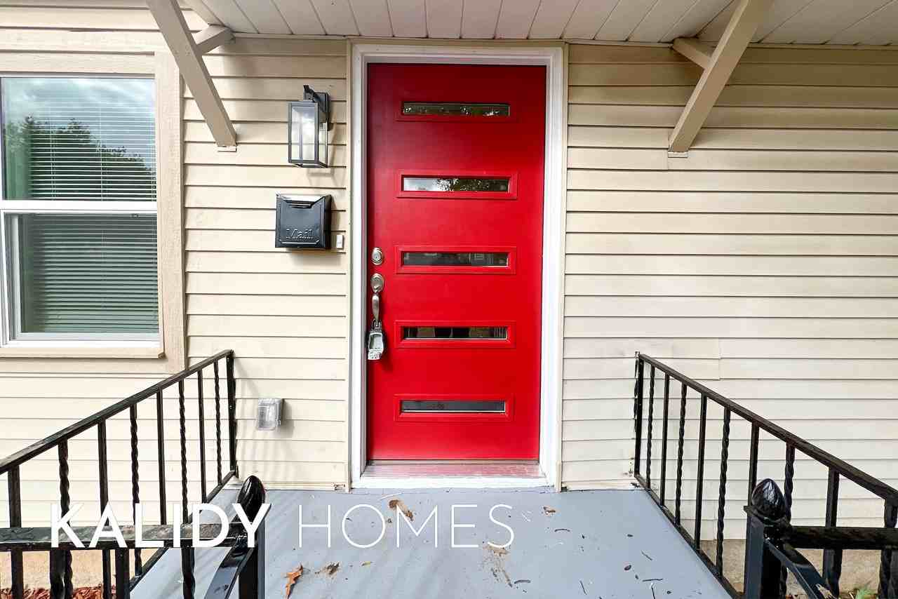 909 Sw 48th St #1 - Photo 2 of 17