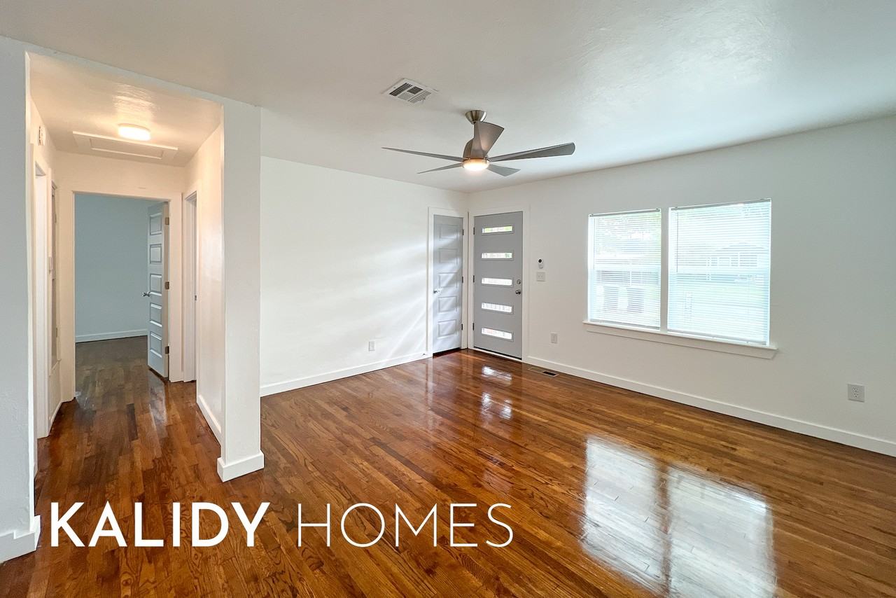 909 Sw 48th St #1 - Photo 3 of 17