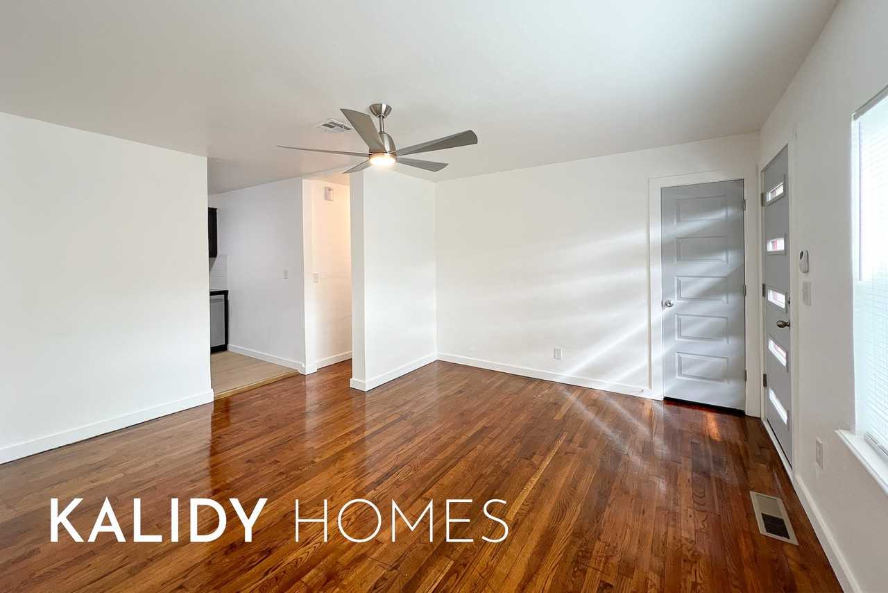 909 Sw 48th St #1 - Photo 4 of 17