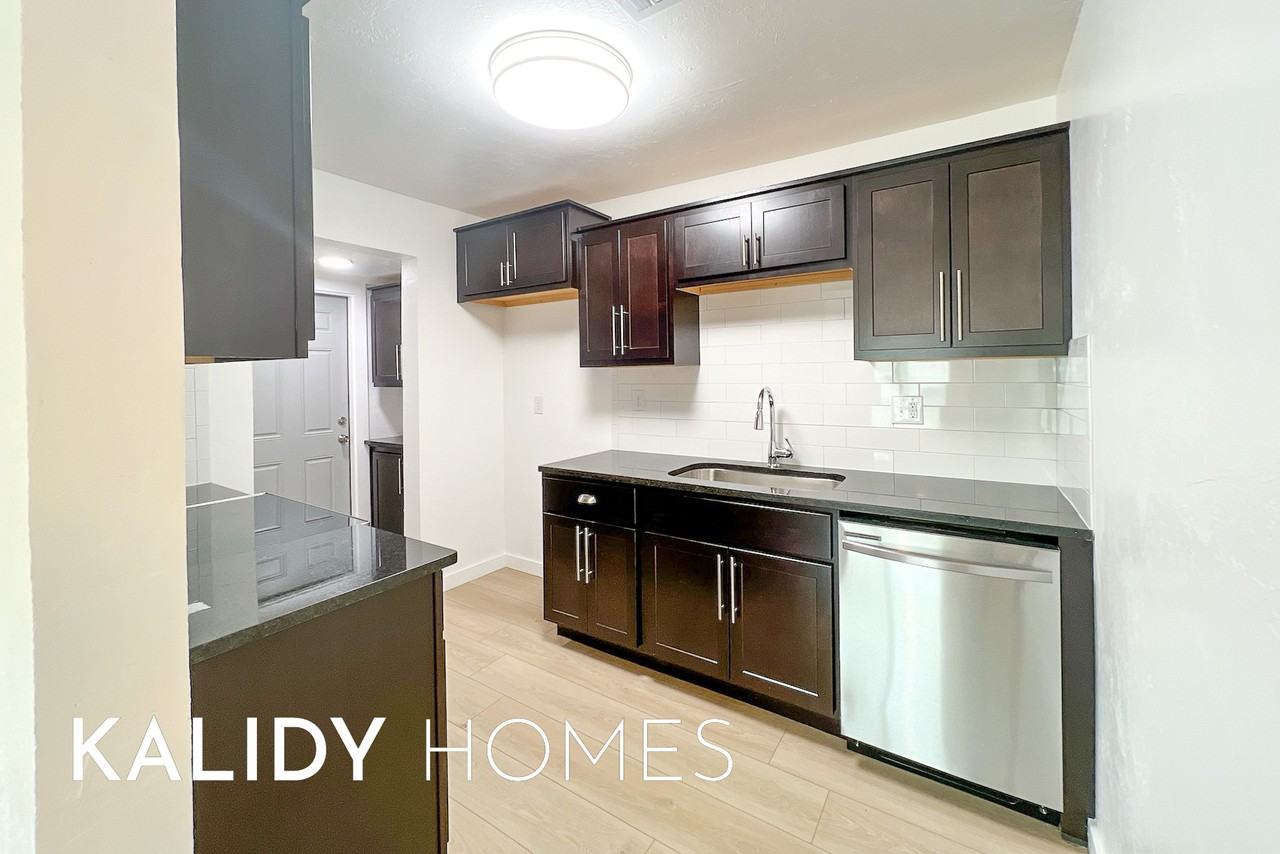 909 Sw 48th St #1 - Photo 5 of 17