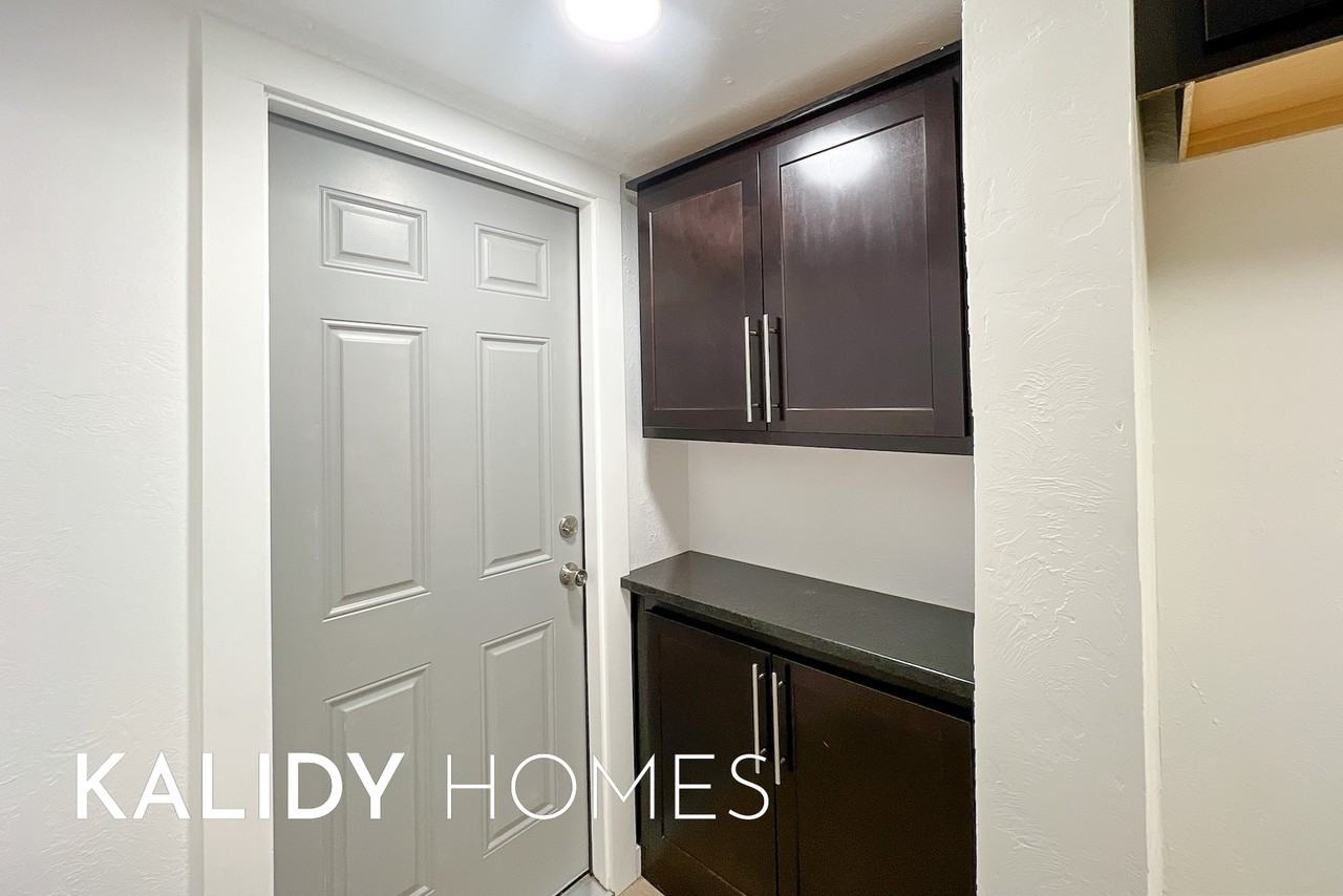 909 Sw 48th St #1 - Photo 7 of 17