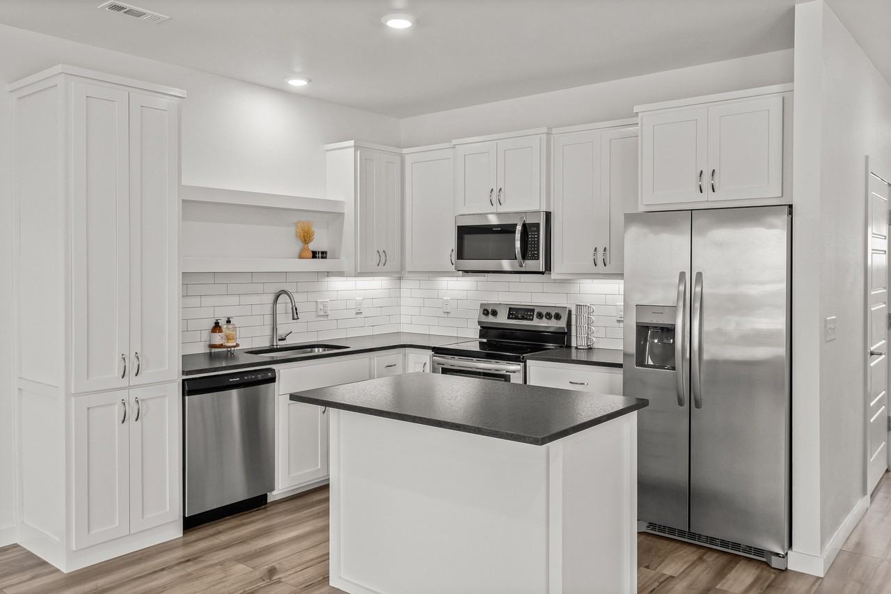 547 W Pickens Rd #D547 - Photo 4 of 22