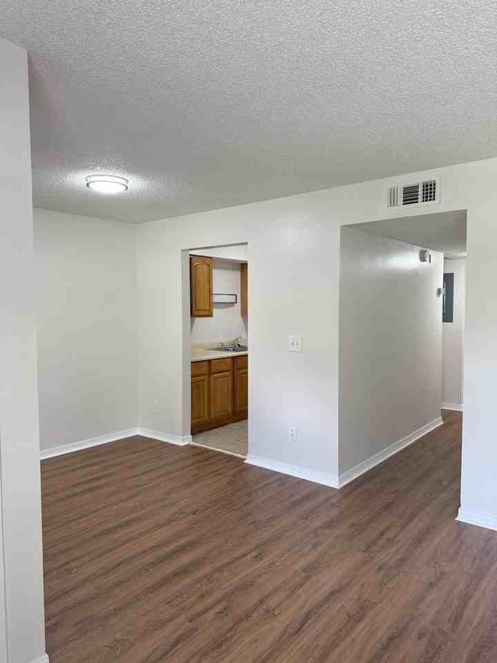 459 Bentwood Ln Apt 1b #1B - Photo 3 of 13
