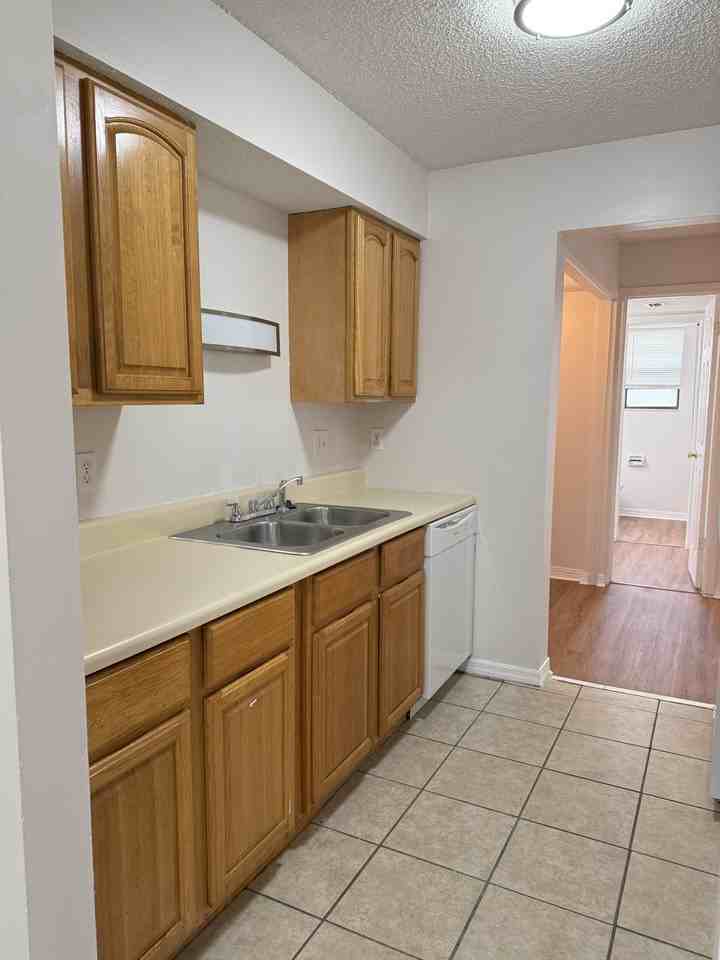 459 Bentwood Ln Apt 1b #1B - Photo 4 of 13
