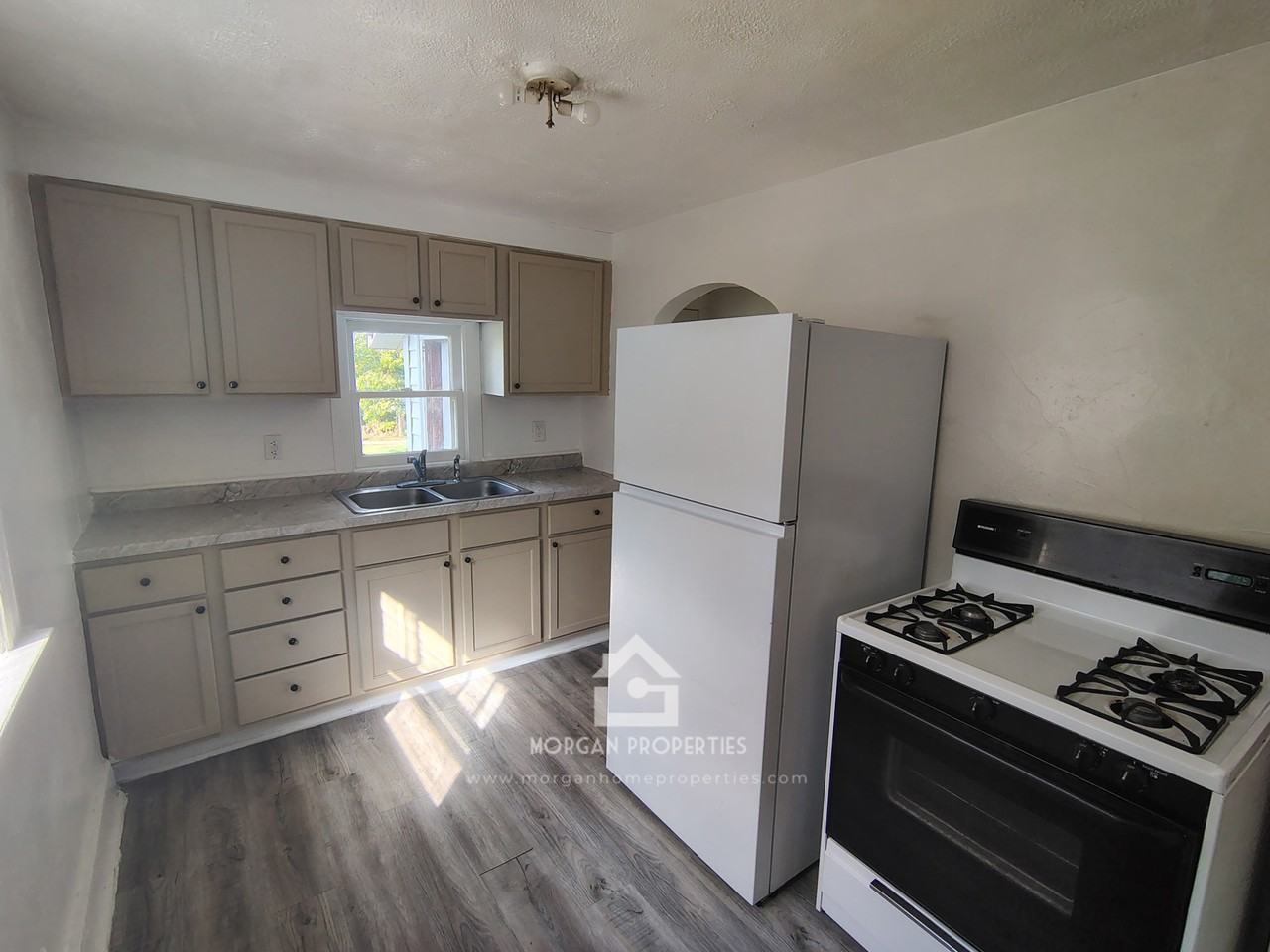 1428 West 10th Street - Photo 4 of 7