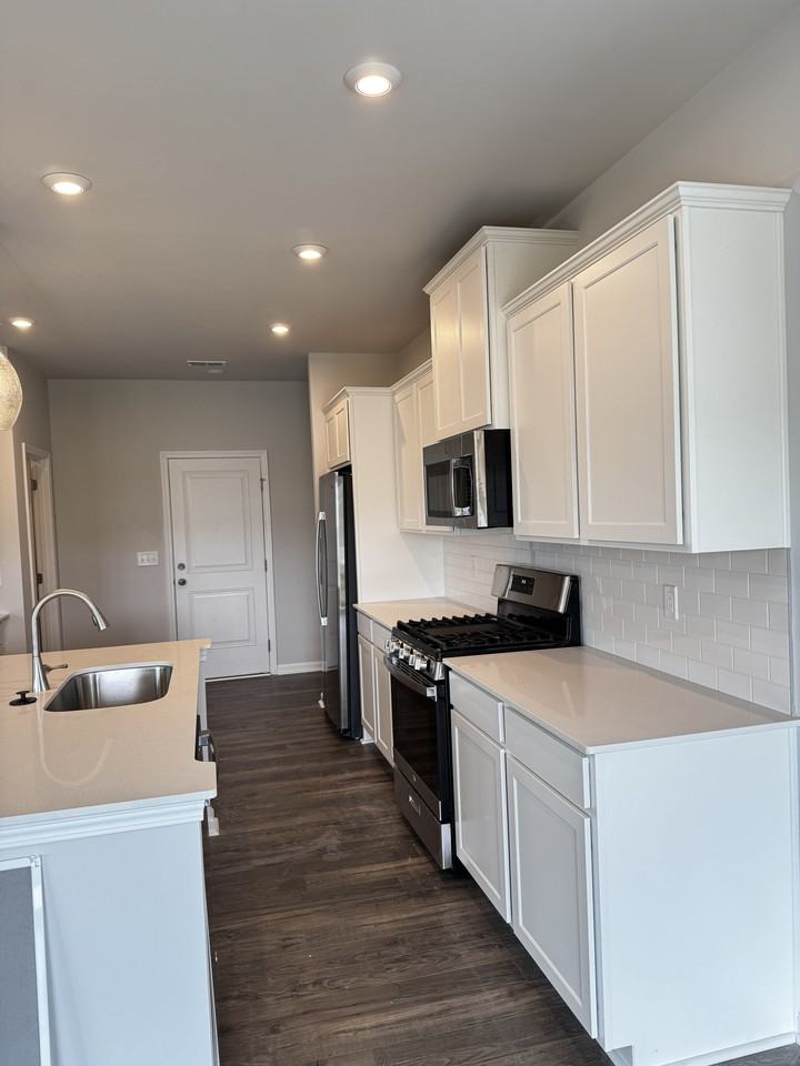 142 Gervais Cir #1 - Photo 4 of 8