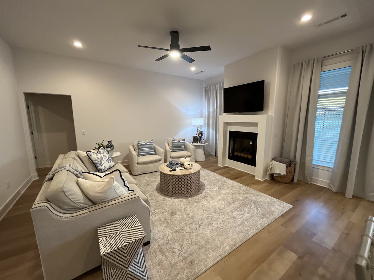 439 S Wagon Wheel Ave #1 - Photo 3 of 8