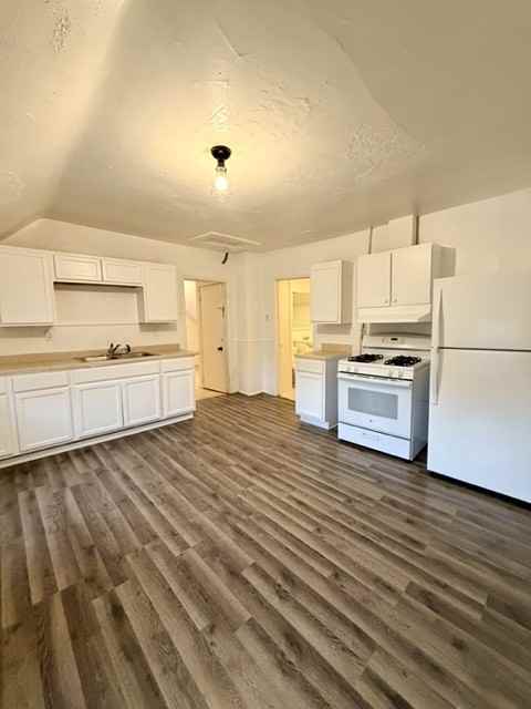 611 North Broadway - Photo 4 of 11