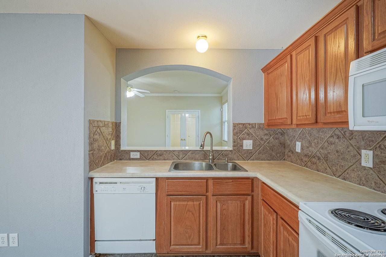 7703 Wexford Sq - Photo 3 of 21