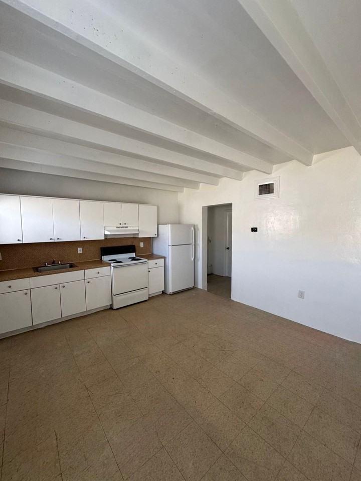 320 Sw 11th Ave #320-2 - Photo 3 of 6