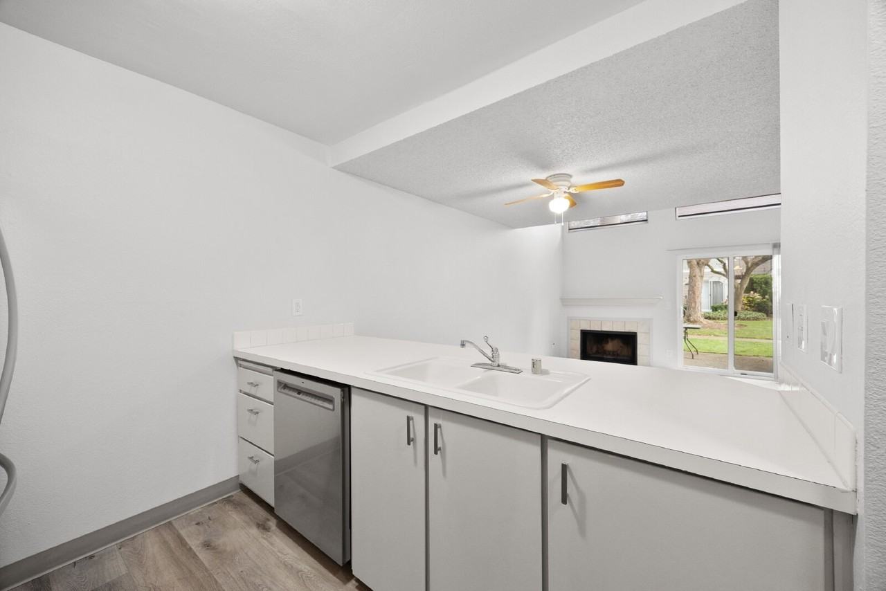 814 Pike St Ne - Photo 4 of 35