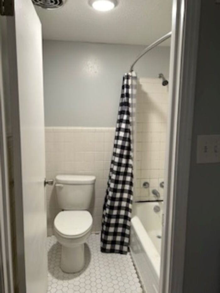 3000 Carriage Ln Apt 8 - Photo 3 of 7
