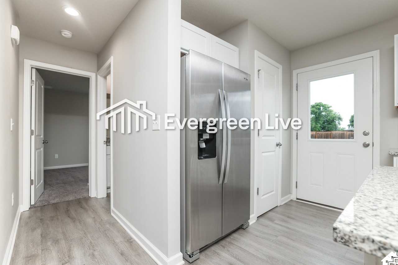 108 E Burlington Dr - Photo 6 of 28