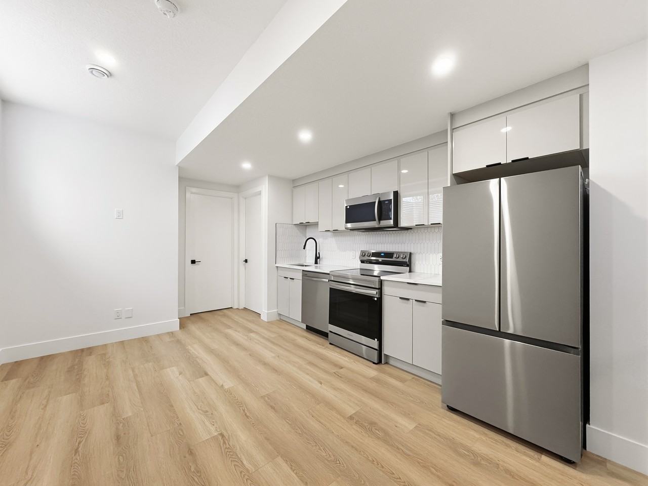 17 4125Ravenue Southwest #4125RLOWER - Photo 4 of 12