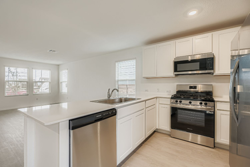 349 Keefer - Photo 6 of 17