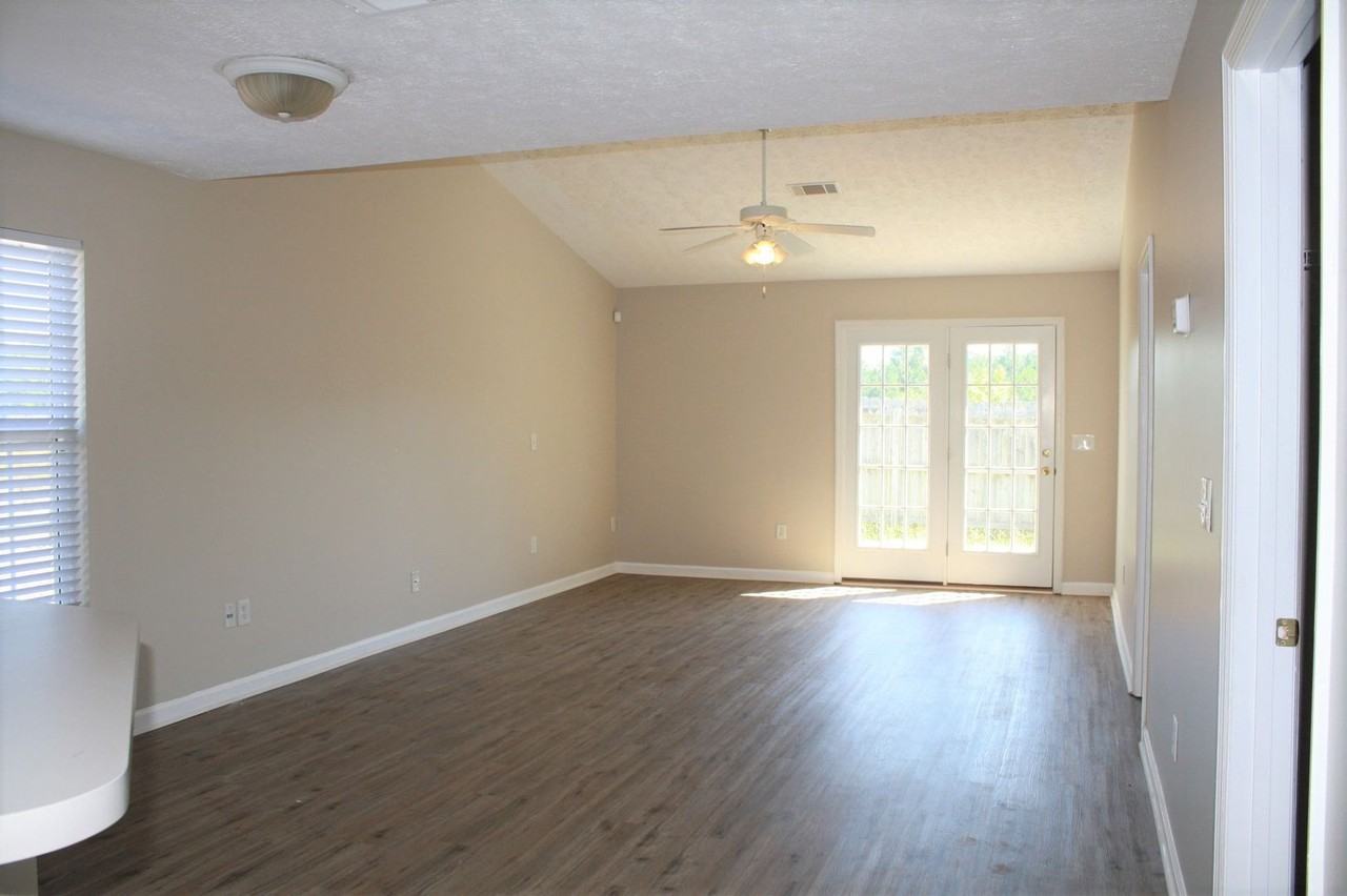 622 Belle Ct - Photo 2 of 9