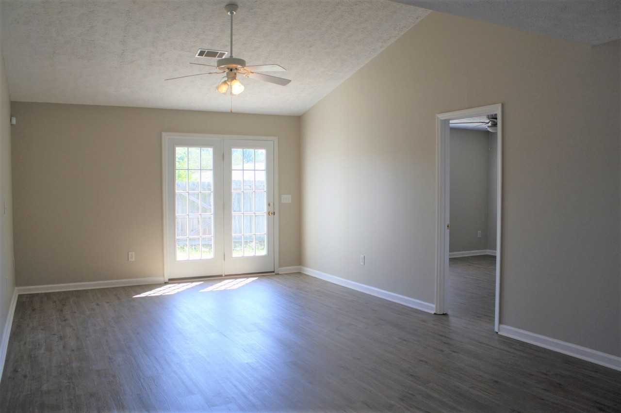 622 Belle Ct - Photo 3 of 9