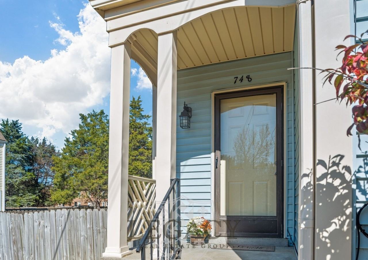 748 Lake Terrace Dr #1 - Photo 3 of 27