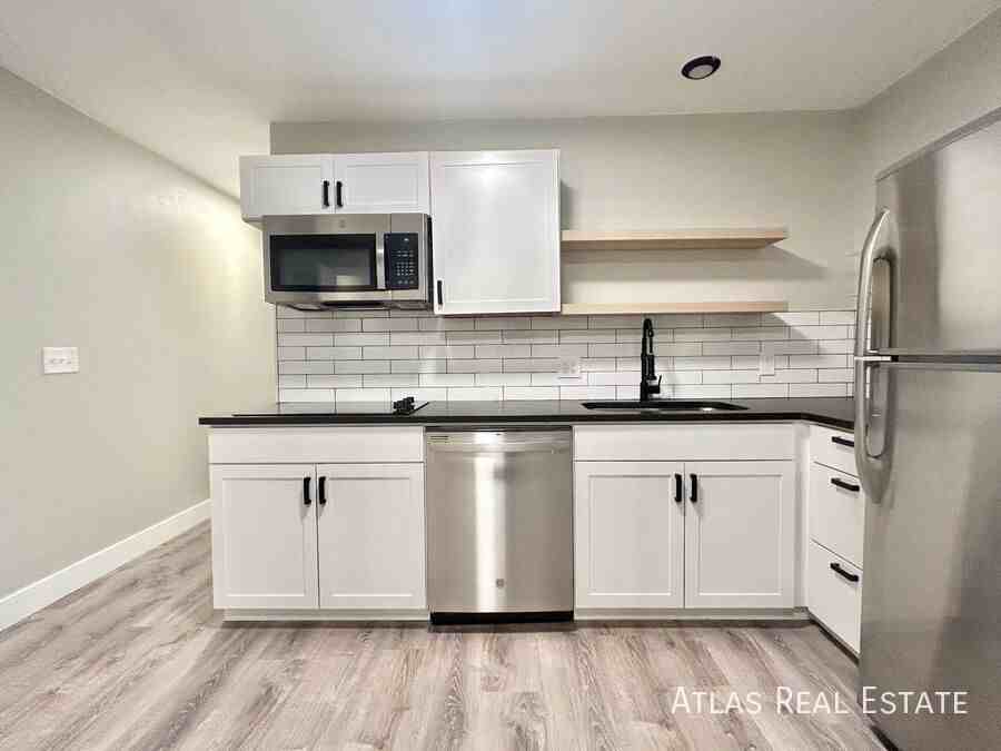 4711 Columbine St #B - Photo 3 of 11