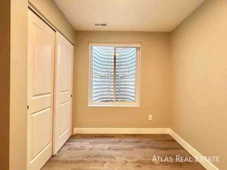 4711 Columbine St #B - Photo 5 of 11