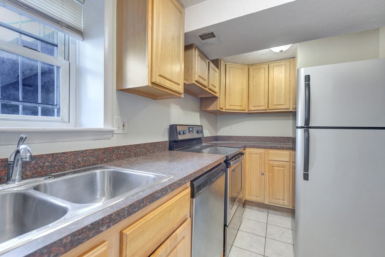 2821 R St Se #B - Photo 7 of 12