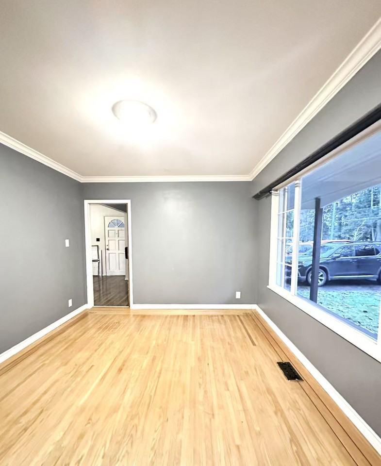 5245 8A Avenue - Photo 5 of 19