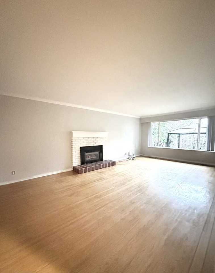 5245 8A Avenue - Photo 4 of 19