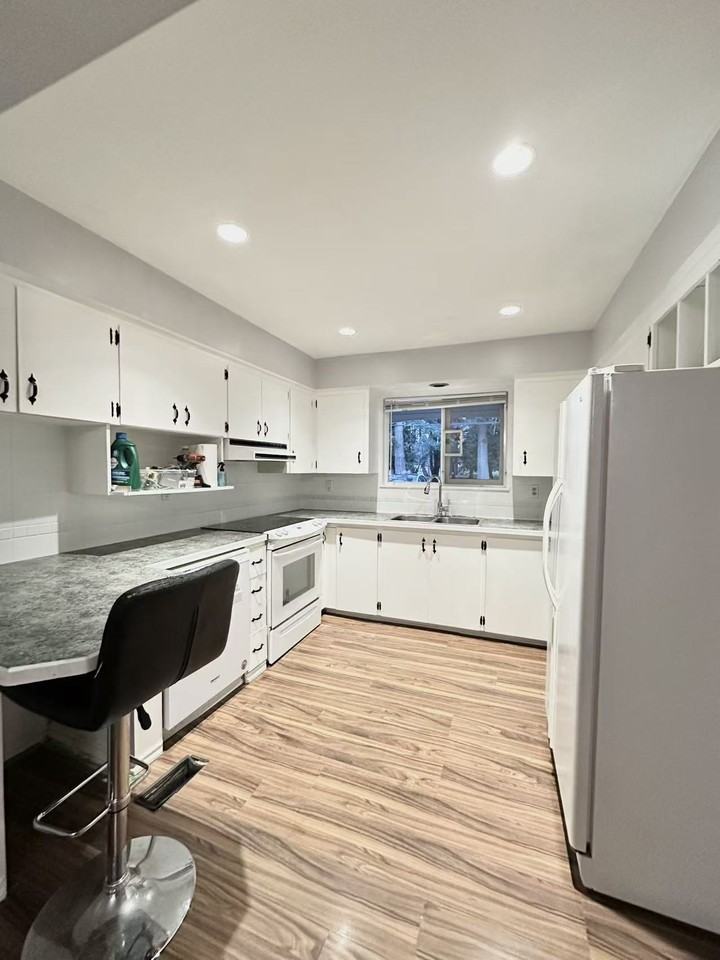 5245 8A Avenue - Photo 7 of 19