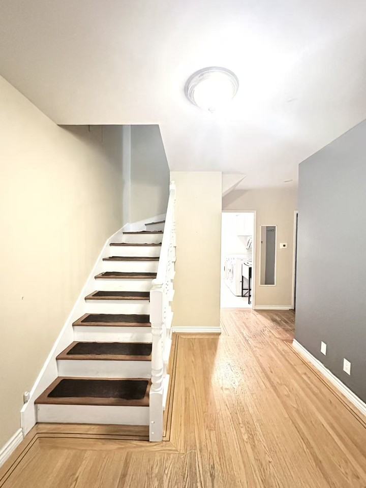 5245 8A Avenue - Photo 3 of 19