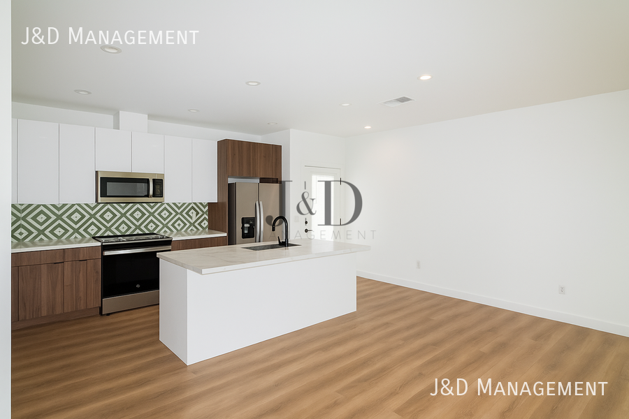 6256 Stewart St - Photo 4 of 17