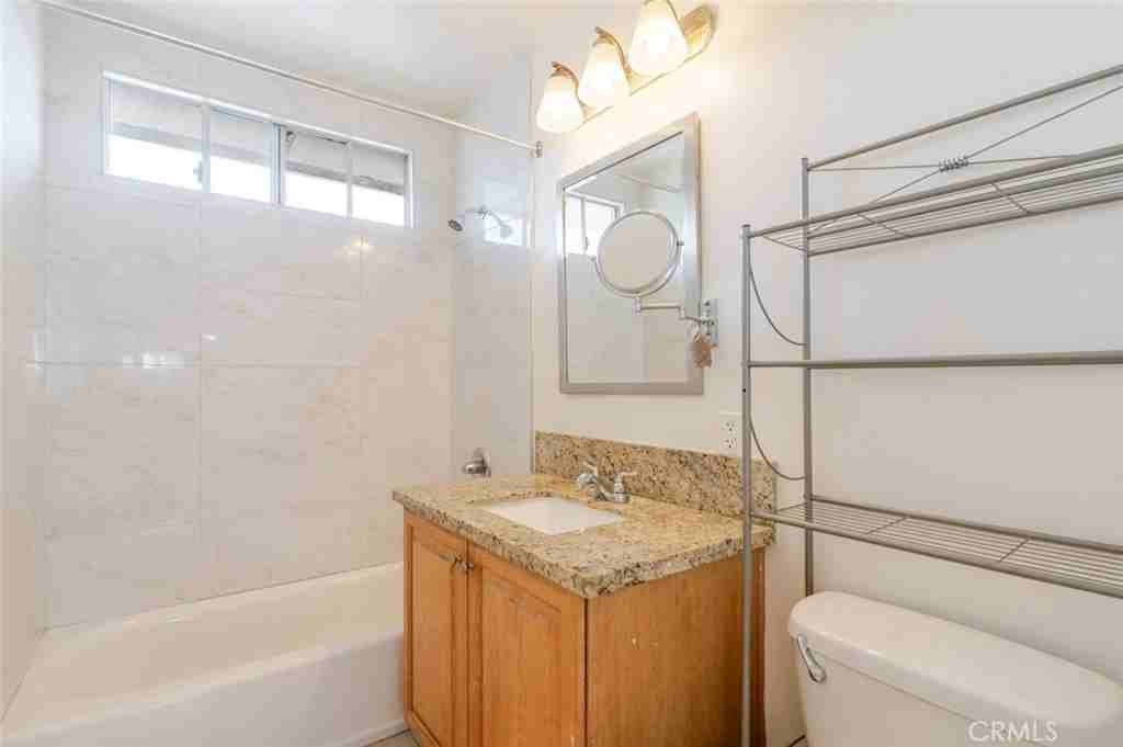 1128 N Edgemont St #1128-6 - Photo 6 of 19