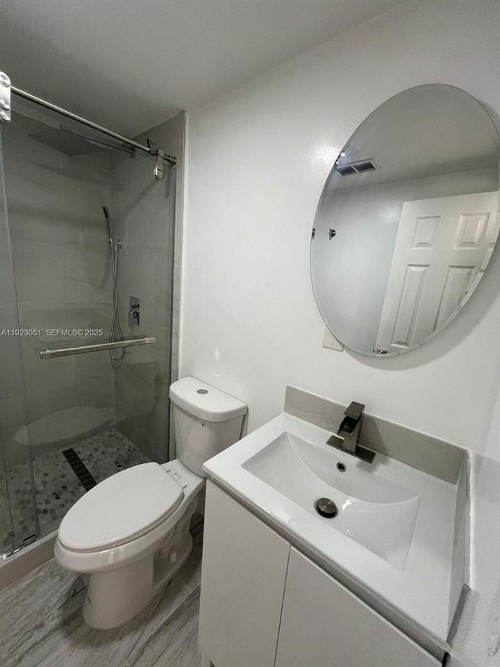 19122 Nw 36th Ave #19122B - Photo 3 of 9