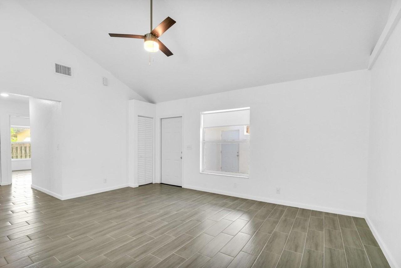 13998 Folkstone Circle #13998 - Photo 7 of 15