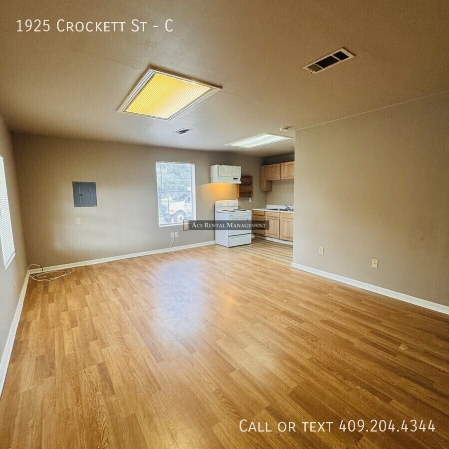 1925 Crockett St #C - Photo 2 of 12