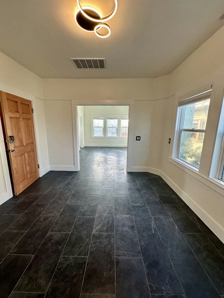 444 40th Street, Unit B - Photo 4 of 9