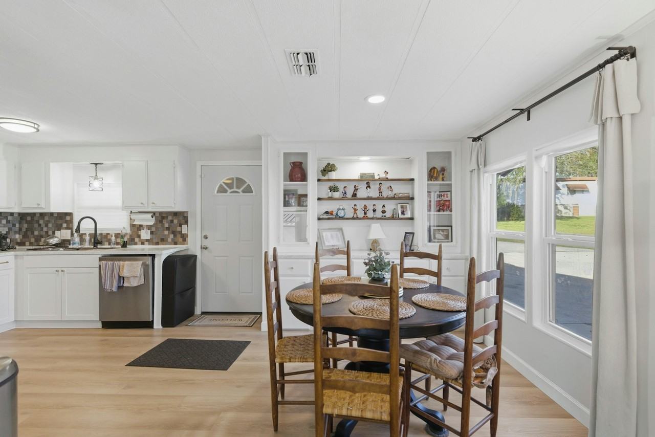 6899 Dollymount Drive - Photo 5 of 22