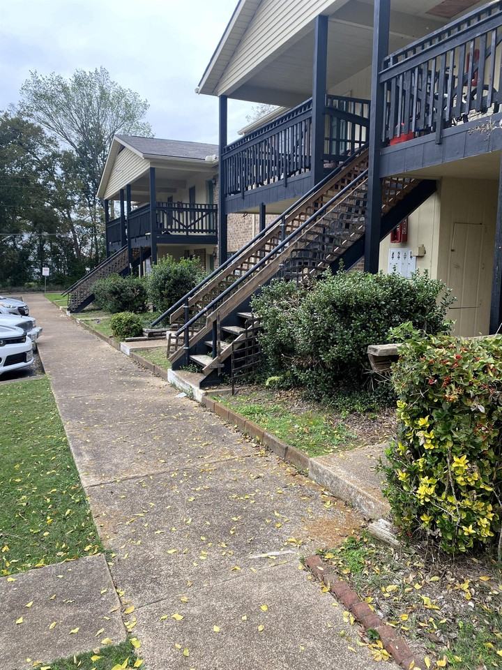 Green Oaks Apartments - Photo 2 of 3