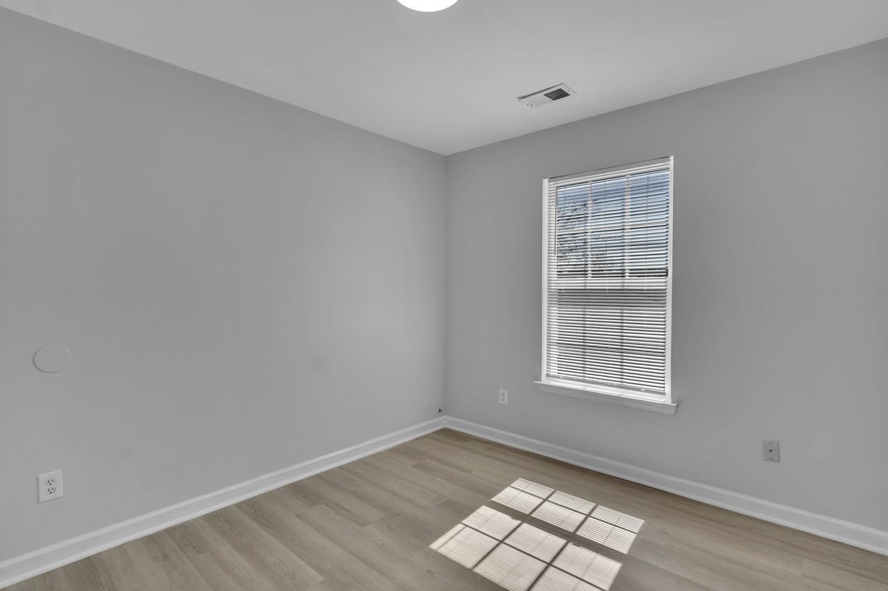 300 Stonehaven Cir #304 - Photo 4 of 10