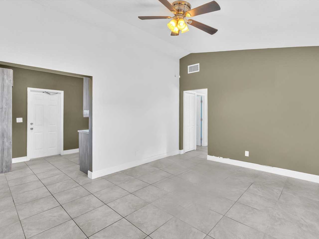 525 Northwest 10th Avenue #1 - Photo 3 of 11