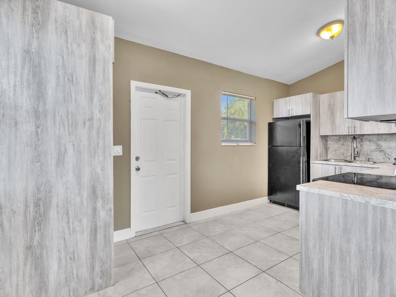 525 Northwest 10th Avenue #1 - Photo 5 of 11