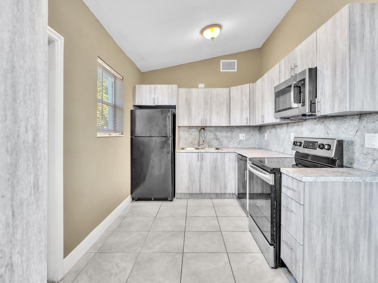 525 Northwest 10th Avenue #1 - Photo 6 of 11