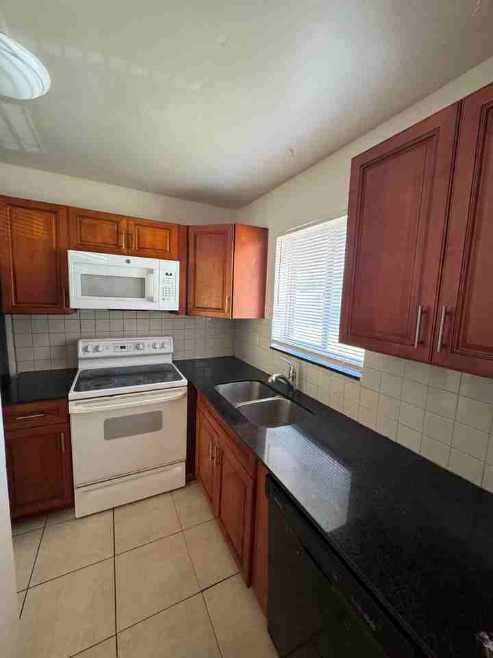 932 West Kalmia Drive #3 - Photo 4 of 12