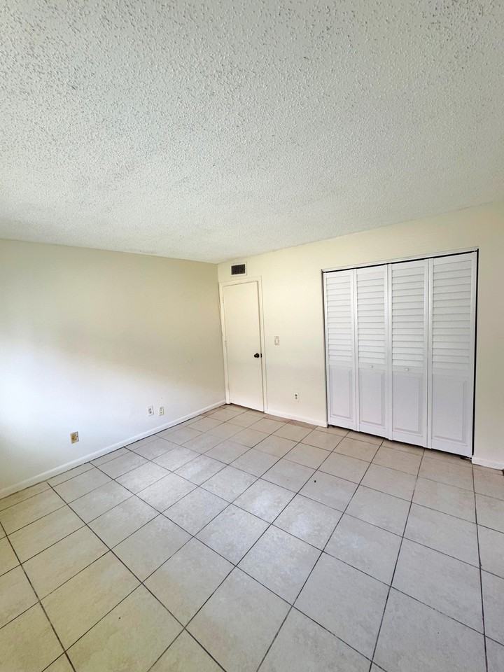 932 West Kalmia Drive #3 - Photo 7 of 12