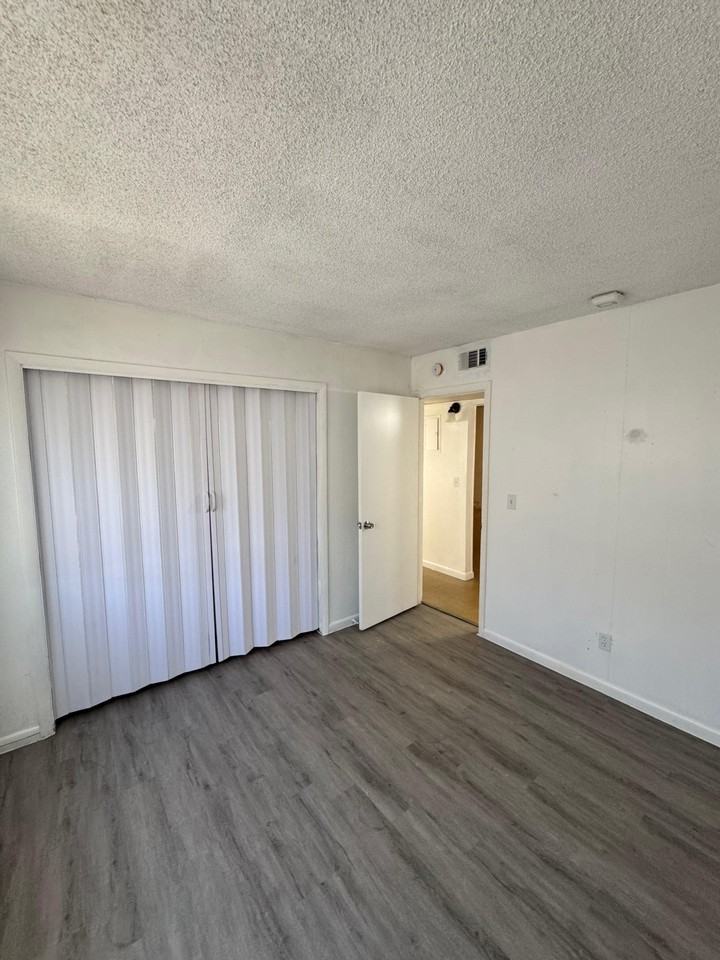 170 W 28th St #170D - Photo 6 of 7